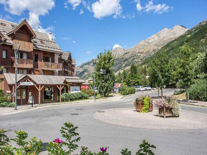 Location de vacances pour 5 personnes, avec sauna et jacuzzi ainsi que balcon et piscine, adapté aux familles dans Serre Chevalier
