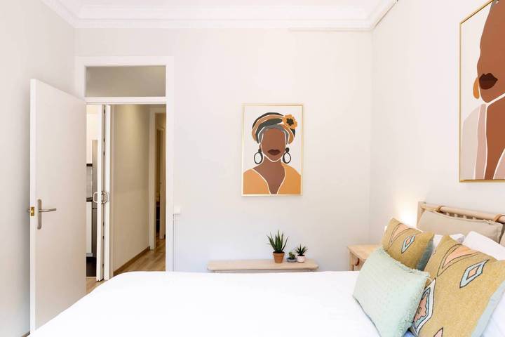 Entire apartment, 22Par1006 - Newly refurbished 2bed apt in Paralel in Barcelona Centre, Barcelona