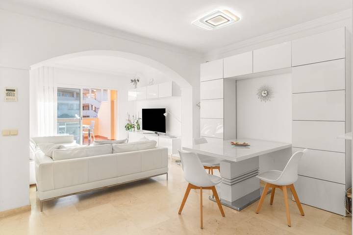 Entire apartment, Apartment 'Jardines Santa Maria Golf Elviria' with Shared Pool, Wi-Fi and Air Conditioning in Marbella East, Marbella