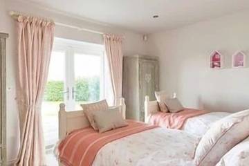 Holiday Home for 14 People in Rhoscolyn, Isle of Anglesey, Photo 1