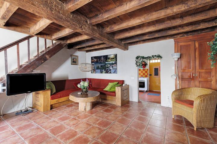 Villa Felinas: refugio tranquilo con gran jardín, piscina climatizada y comodidades familiares in Ahun, Región de Guéret