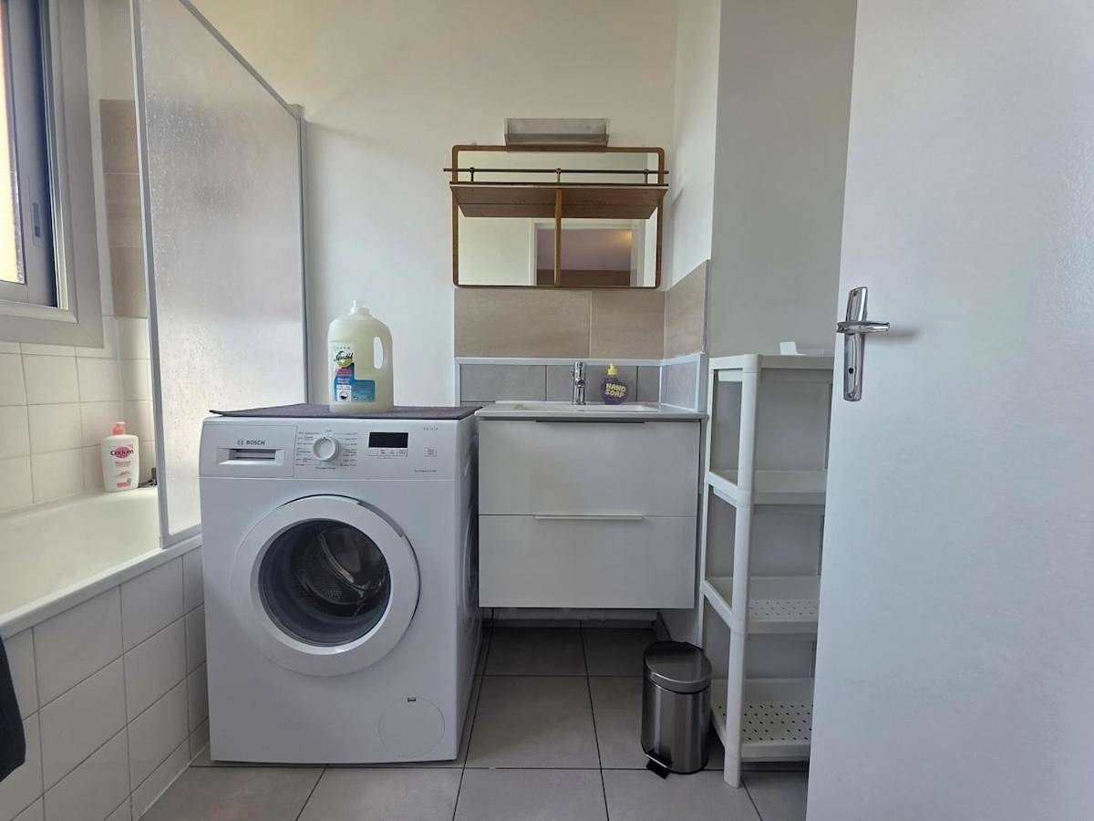 Appartement entier, Cocon lumineux avec parking privé pour 4 voyageurs in Joué-lès-Tours, Région de Tours