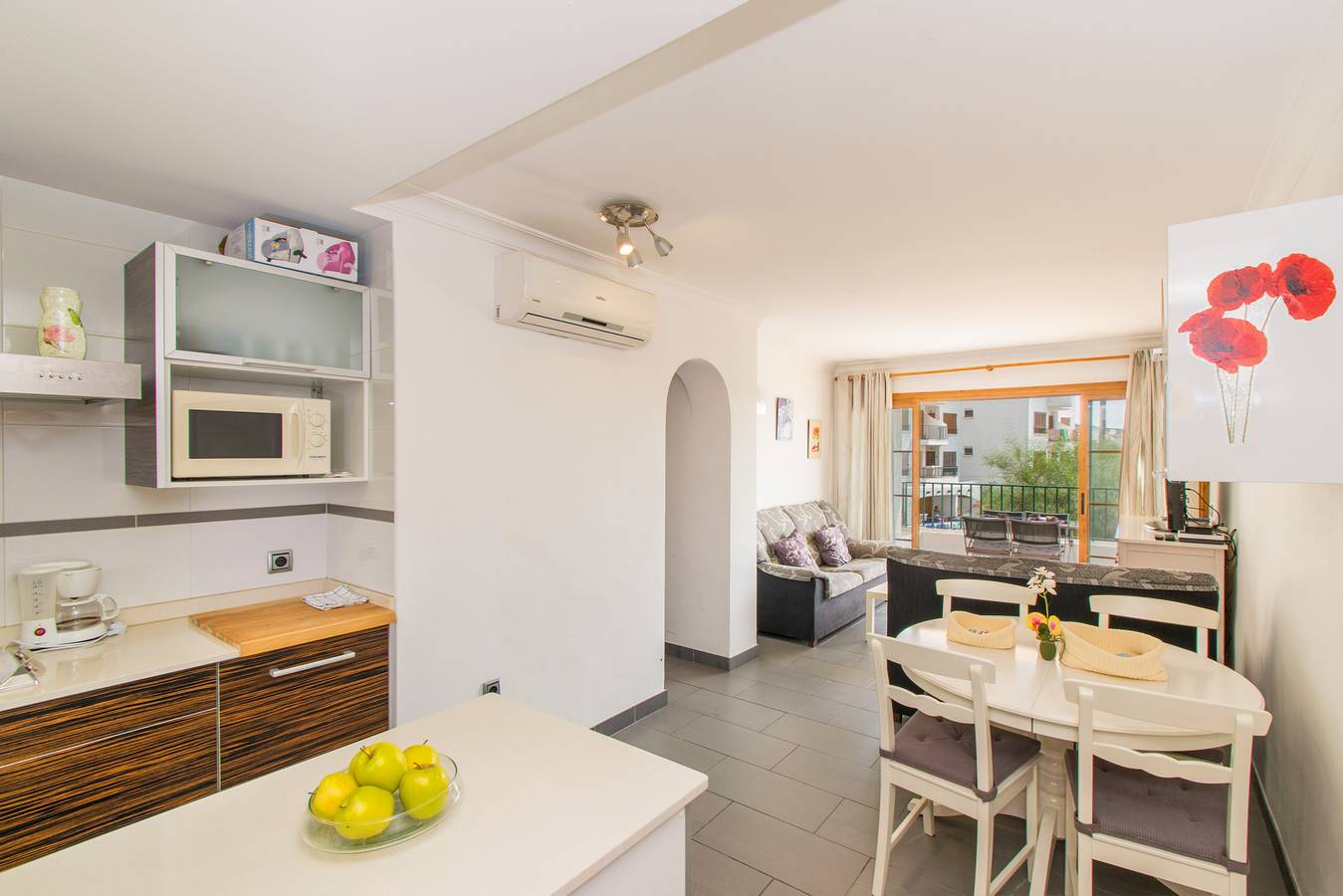 Ganze Wohnung, Carabela Beach für 4 mit Pool nur 10 m vom Strand in Playa de Alcúdia, Alcúdia