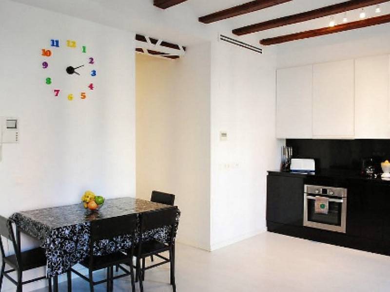 Entire apartment, Charming Valencia Apartment with Pool, Balcony & Close to City Center in Valencia City Centre, Valencia