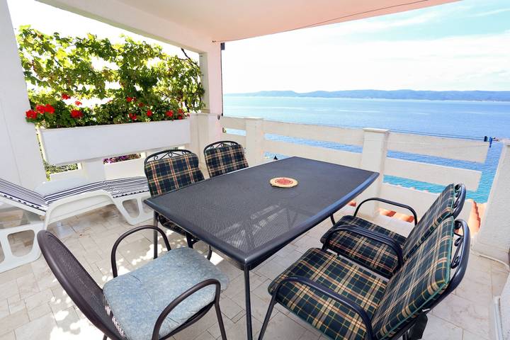 Ganze Wohnung, 1-Zimmer-Ferienwohnung am Strand Pisak, Omis A-1014-c in Pisak, Omis-Riviera