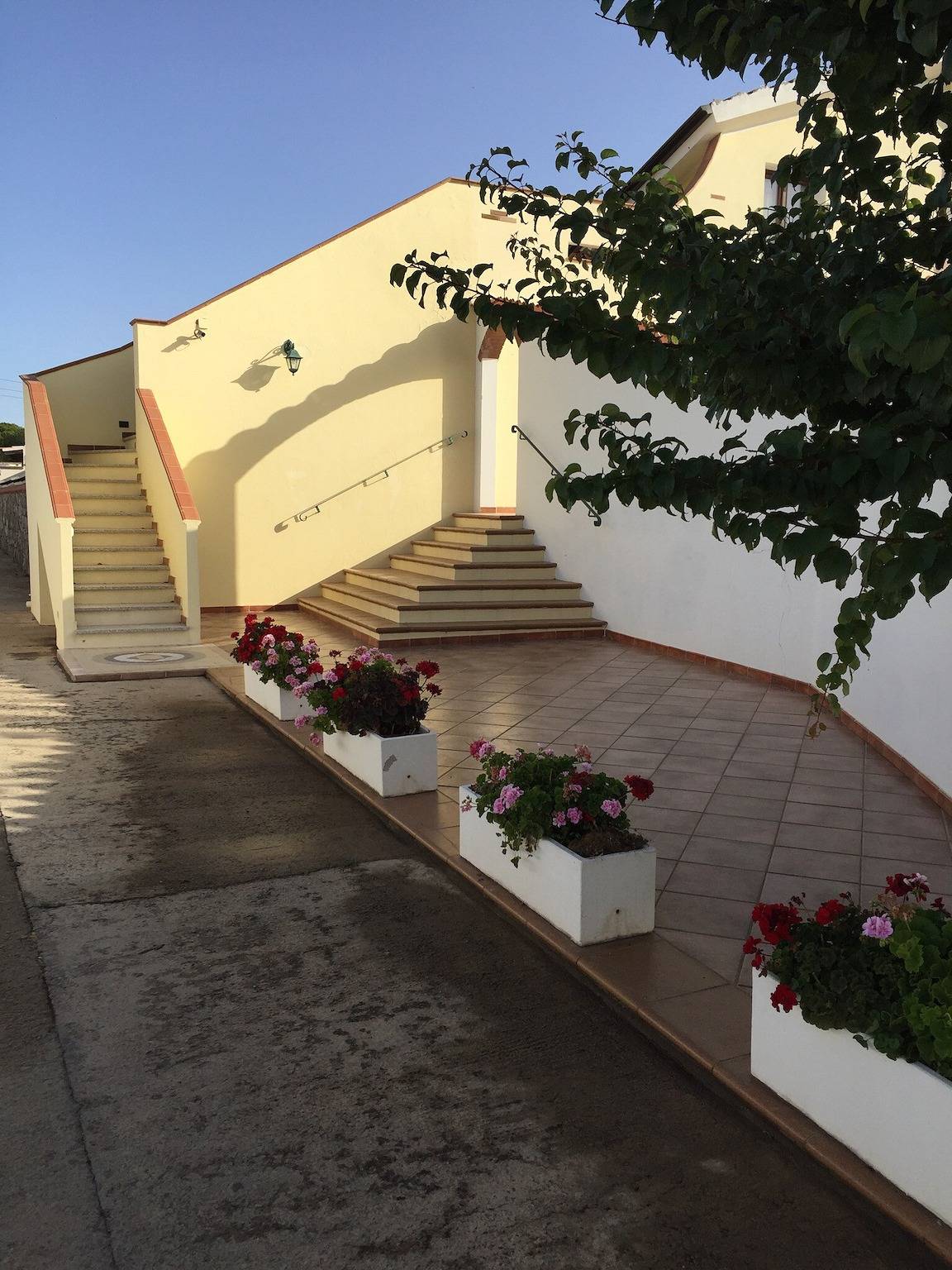 Appartamento intero, Villa Nuragica - Appartamento con cucina esterna e terazza con vista in Nuraxi Figus, Gonnesa