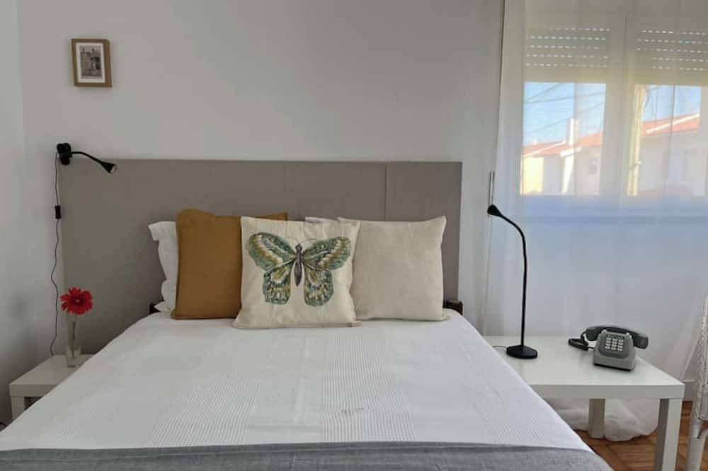 Anacris' Villa 2: cozy 2 Bedroom apt. with terrace in Estoril, Costa de Lisboa