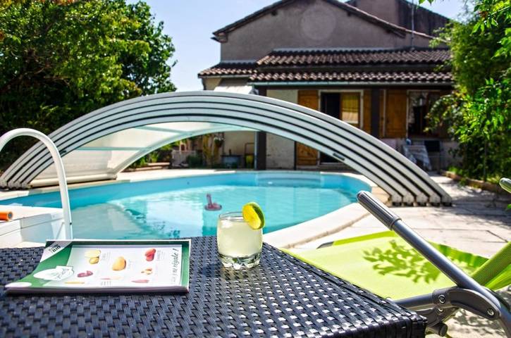 Cottage pour 2 personnes, avec piscine ainsi que jardin et vue, animaux acceptés à Saint-Benoît-de-Carmaux