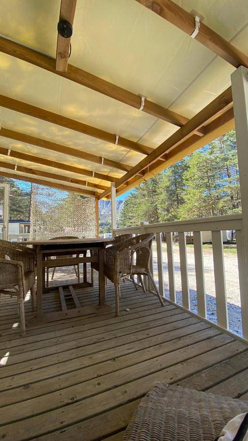 Camping pour 6 personnes, avec vue ainsi que terrasse et piscine, animaux acceptés