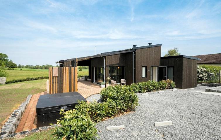 Ferienhaus für 6 Personen, mit Whirlpool und Garten