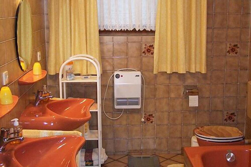 Ganze Wohnung, Ferienwohnung in Rottal mit 2 Schlafzimmern und Sonnenterrasse in Bad Birnbach, Bayerische Golf und Thermenland