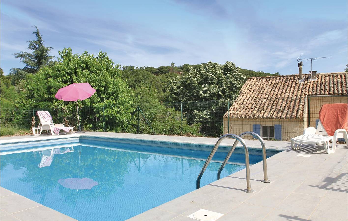 Cozy Apartment with Pool and Garden, 2.5km to Beach in Saint-Julien-de-Peyrolas, Nimes region