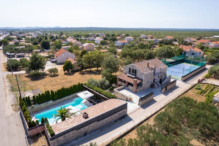 Villa for 16 people, with hot tub and garden as well as sauna and terrace in Zadar