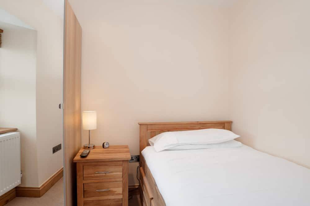 Upper Anzac is a stylish and spacious three bedroom holiday apartment in Brixham in Brixham, Torbay