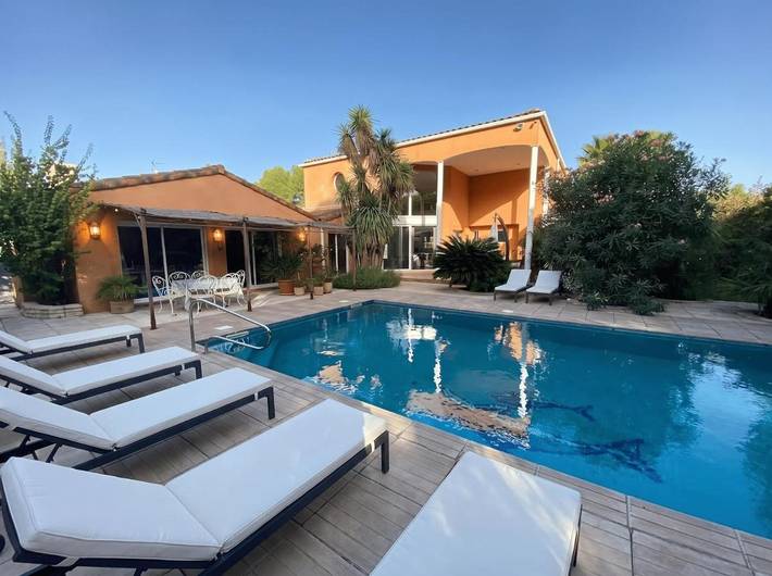 Maison de vacances pour 12 personnes, avec Jacuzzi et Terrasse ainsi que Jardin et Piscine à Rognac