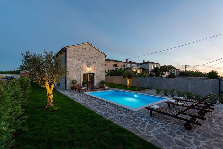 Ferienhaus für 8 Personen, mit Balkon/Terrasse und Garten sowie Pool in Bonaci