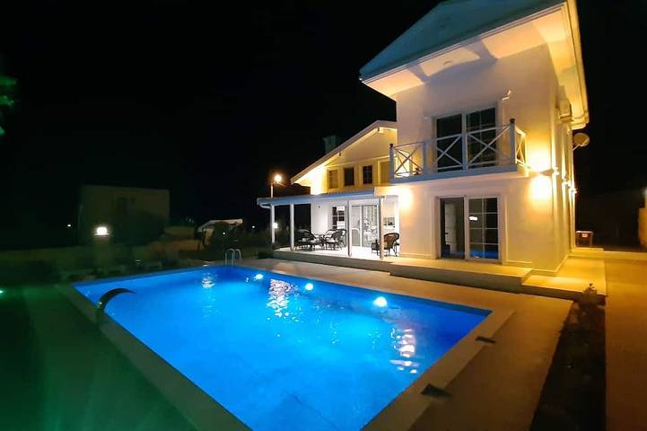 Villa für 9 Personen, mit Whirlpool und Garten sowie Balkon - 1