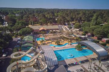Gîte pour 4 personnes, avec sauna et terrasse ainsi que piscine et bassin pour enfant dans Luna Park La Palmyre