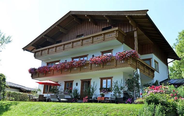 Ferienwohnung für 6 Personen, mit Balkon und Terrasse sowie Garten und Ausblick in Walchsee