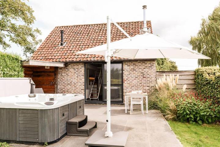 Gîte pour 2 personnes, avec jacuzzi et sauna ainsi que jardin et piscine à Oostkamp