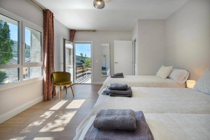 Casa rural para 14 personas, con vistas además de jardín y piscina en Villanúa - 3