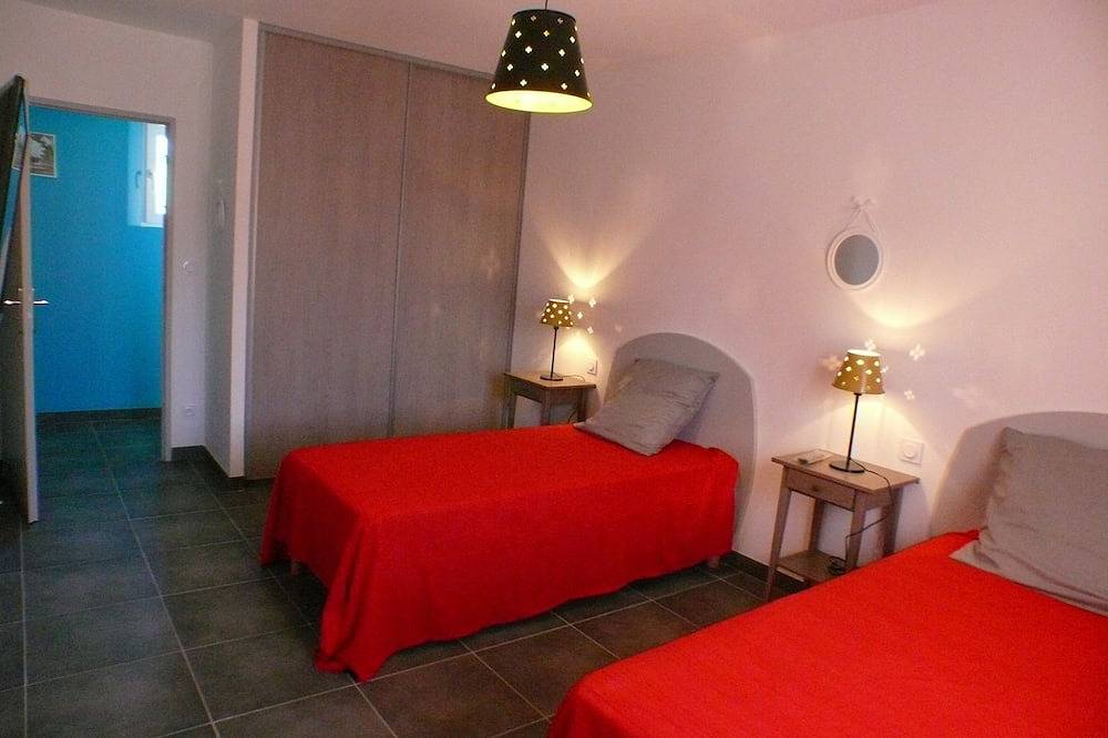 At the foot of Ventoux, new air-conditioned gîte with private pool in Monteux, Vaucluse