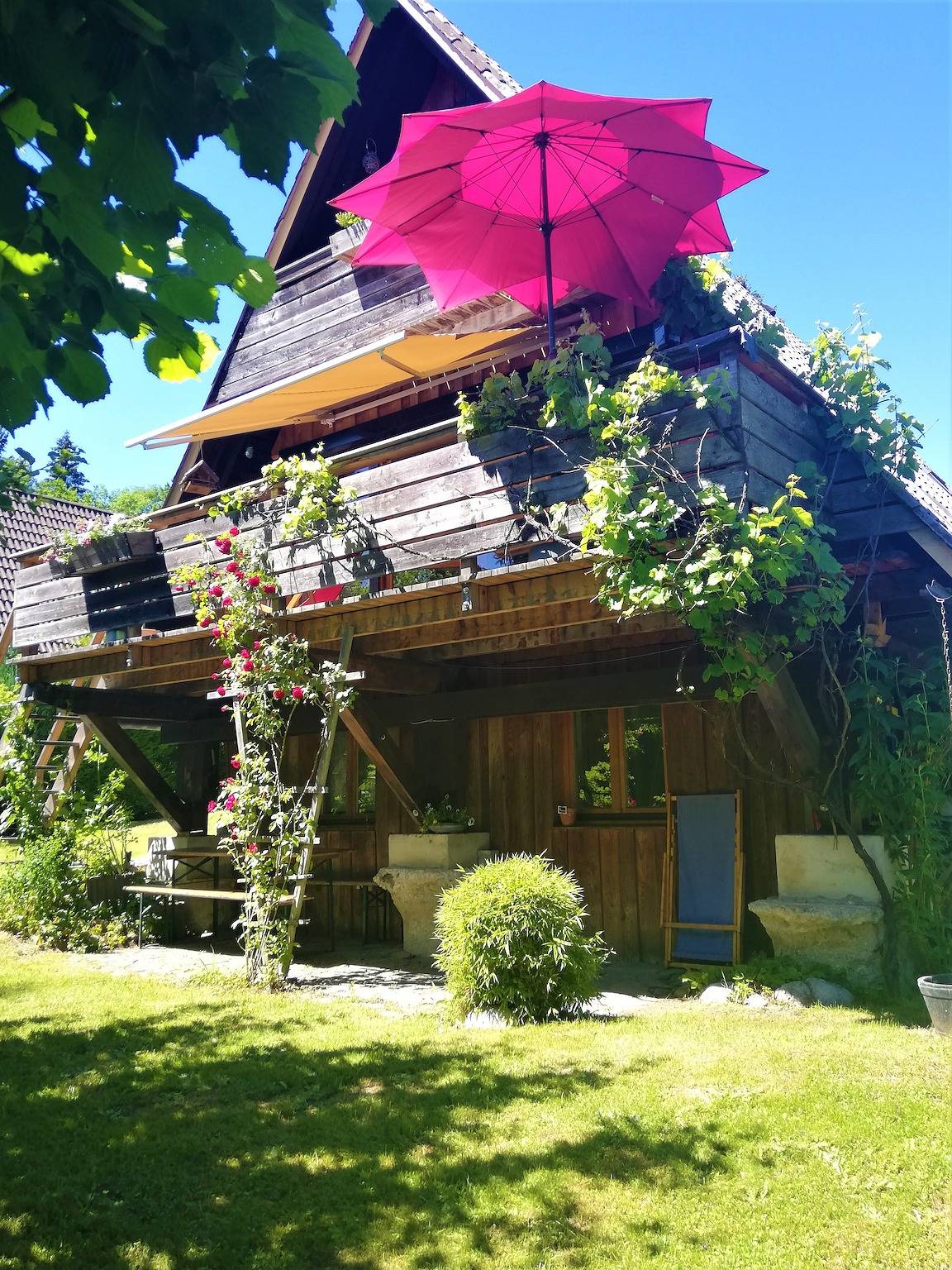 Chalet Charmantes Ferienhaus mit Garten, Natur, Bach, Wald, Ruhe in Siegsdorf, Bayerische Alpen