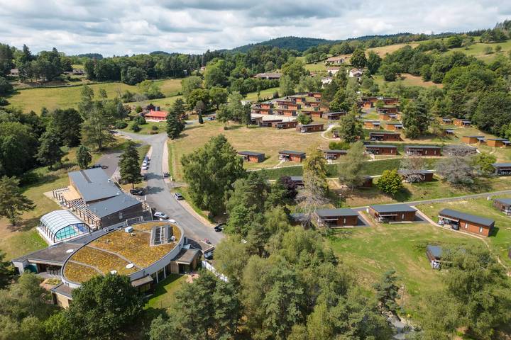 Camping pour 6 personnes, avec piscine et terrasse dans Massif central