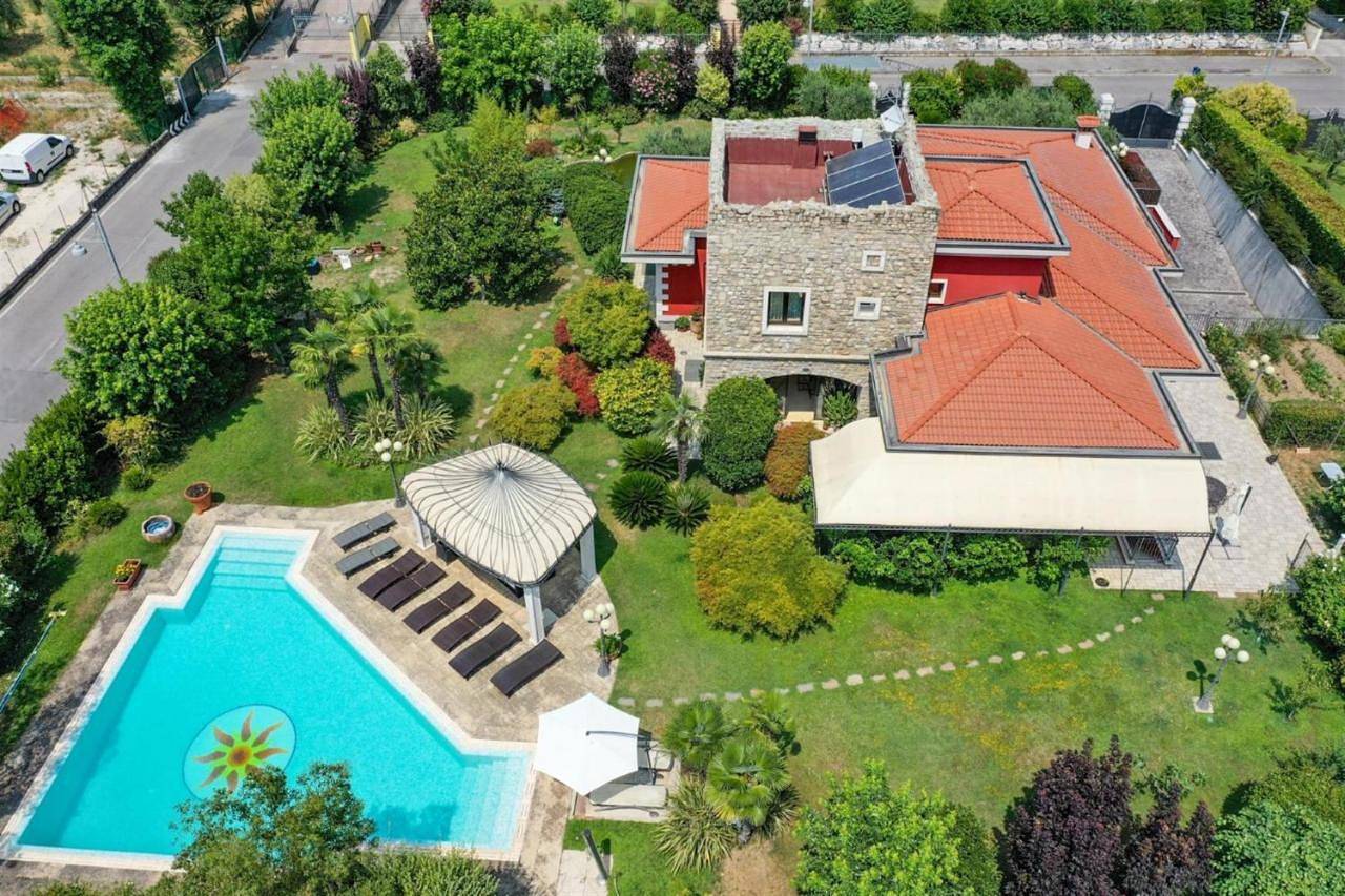 Private Luxury Villa with Pool in Moniga del Garda, Prealpi Gardesane