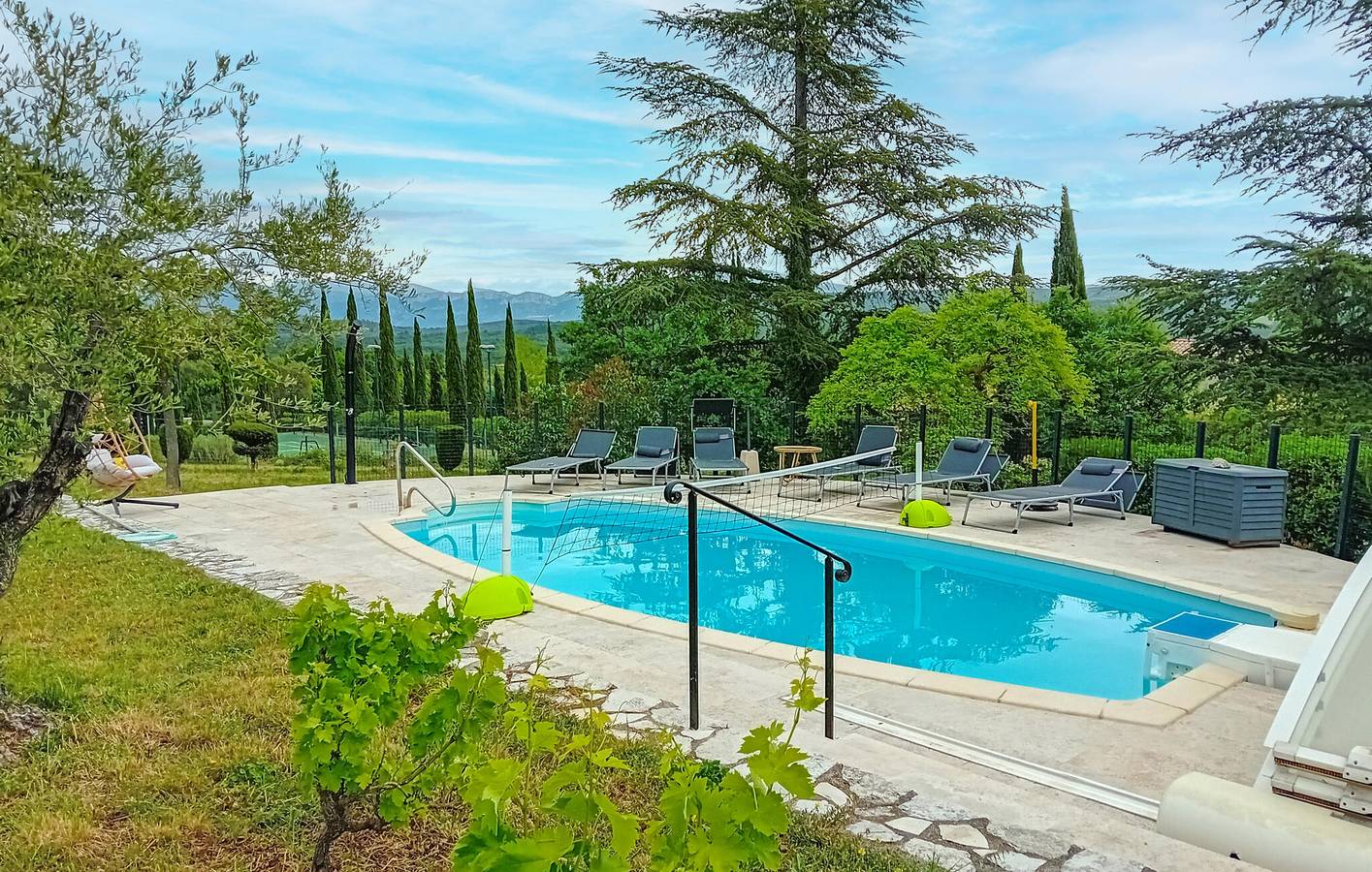 Appartement confortable avec piscine et parking près d'une rivière et d'un lac in Saint-Laurent-du-Verdon, Parc naturel régional du Verdon