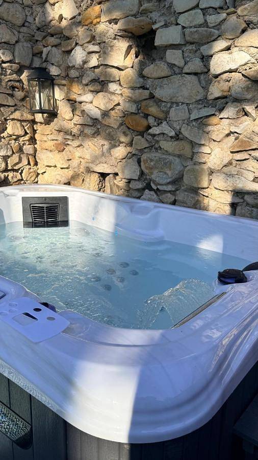 Gîte pour 4 personnes, avec terrasse et piscine ainsi que jardin et jacuzzi à Cliousclat - 2