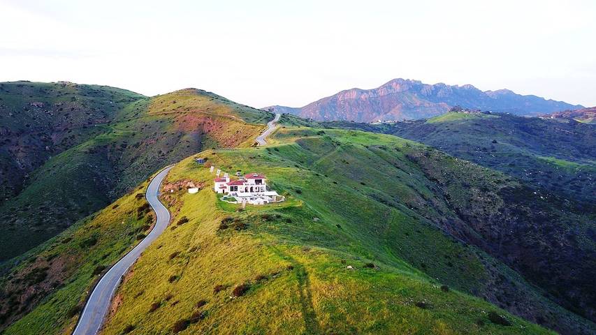 Vacation rental for 8 people, with hot tub and yard in Ventura County