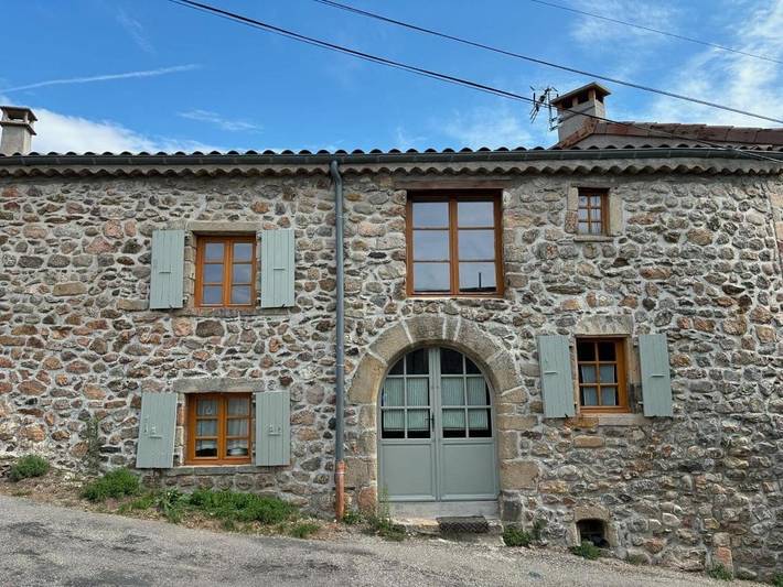 Location de vacances pour 6 personnes, avec piscine ainsi que vue et jardin à Les Ollières-sur-Eyrieux - 3