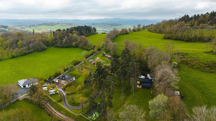 Camping pour 4 personnes, avec jardin dans le Cantal - 3