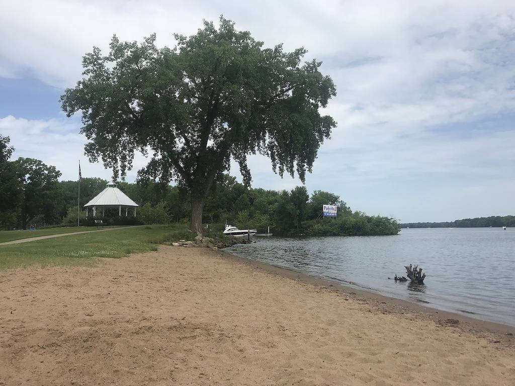 Ganze Wohnung, Schöne Bluff Top Wohnung mit Blick auf historischen Wabasha und Mississippi River. in Wabasha, Wabasha County