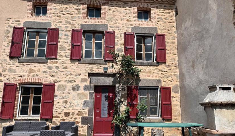 Location de vacances pour 9 personnes, avec jardin et vue à Lavaudieu