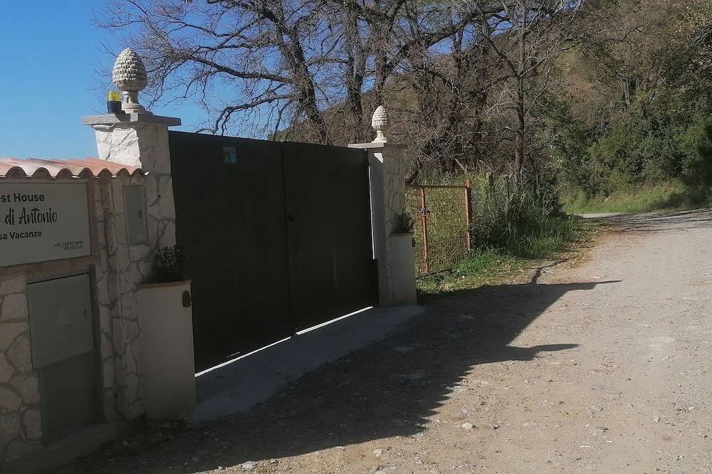 Guest House L'orto di Antonio, surrounded by greenery a few steps from the sea in Centola, Cilento