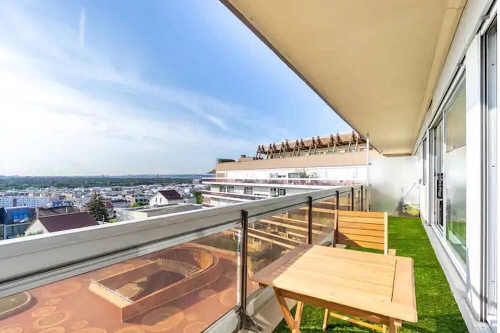Ganze Wohnung, Comfortion Le Papillon - view of Paris and pool in Puteaux, Hauts-de-Seine