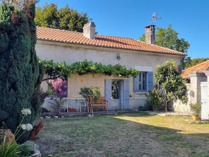Location de vacances pour 5 personnes, avec vue ainsi que jardin et piscine à La Gonterie-Boulouneix