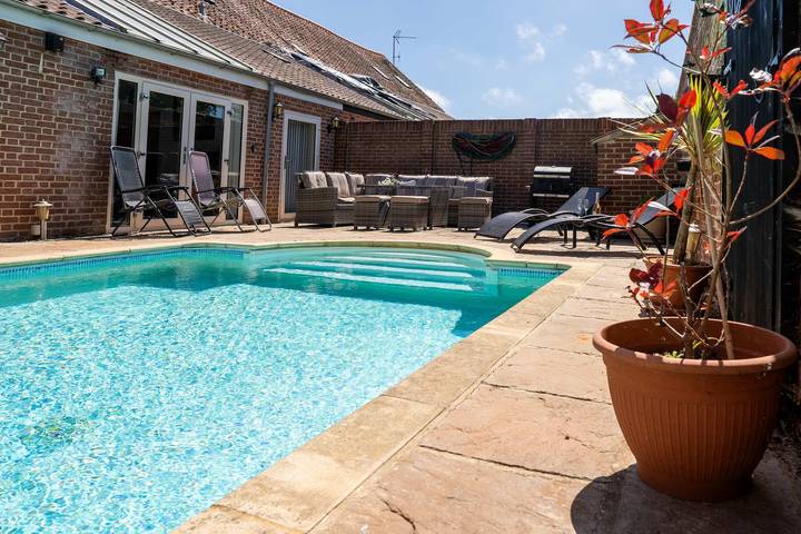 Villa für 8 Personen, mit Whirlpool und Terrasse sowie Garten und Pool in England