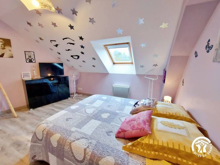 Gran casa rural con estanque y amplios jardines, ideal para familias, capacidad hasta 15 personas. in Carelles, Mayenne (desambiguación)