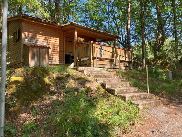 Camping pour 4 personnes, avec vue et jardin ainsi que piscine et terrasse