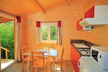 Gîte pour 5 personnes, avec terrasse et piscine à Cendras