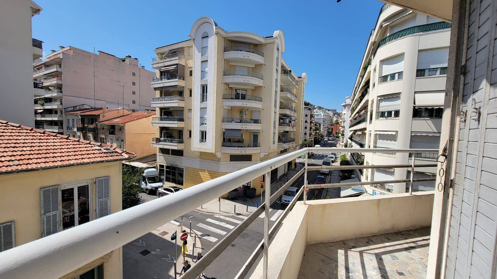 Hel semesterlägenhet, Comfy 2 bed coastal escape with full aircondition in Nice, Medelhavskusten (Frankrike)
