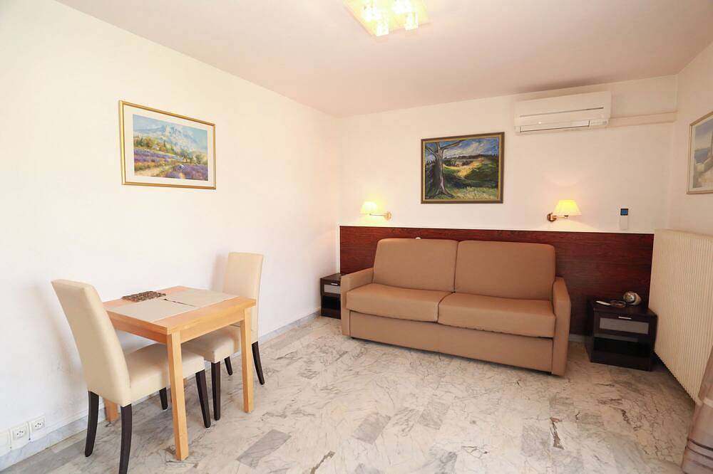 Geheel appartement, A 5 minutes des plages et restaurants appartement vue colline. in Golfe-Juan, Vallauris