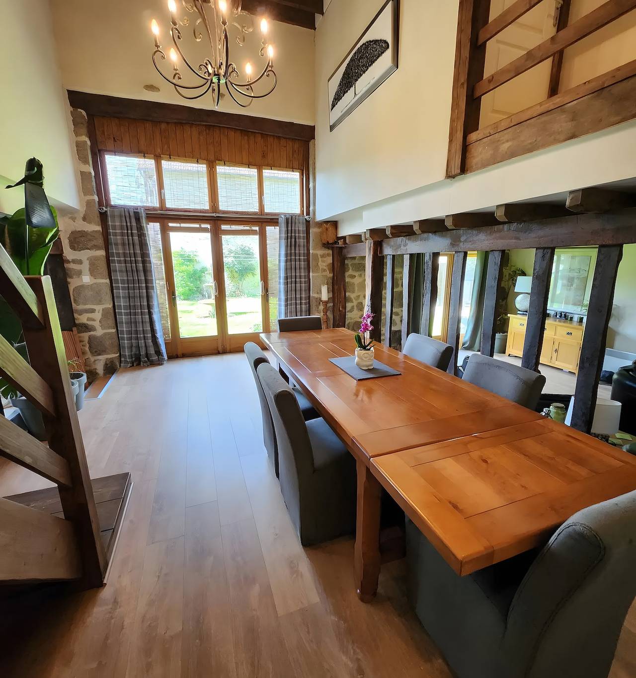 Casa Vacacional 'La Grande Maison De Janaillat' con Terraza, Jardín Privados y Wi-Fi in Janaillat, Región de Guéret