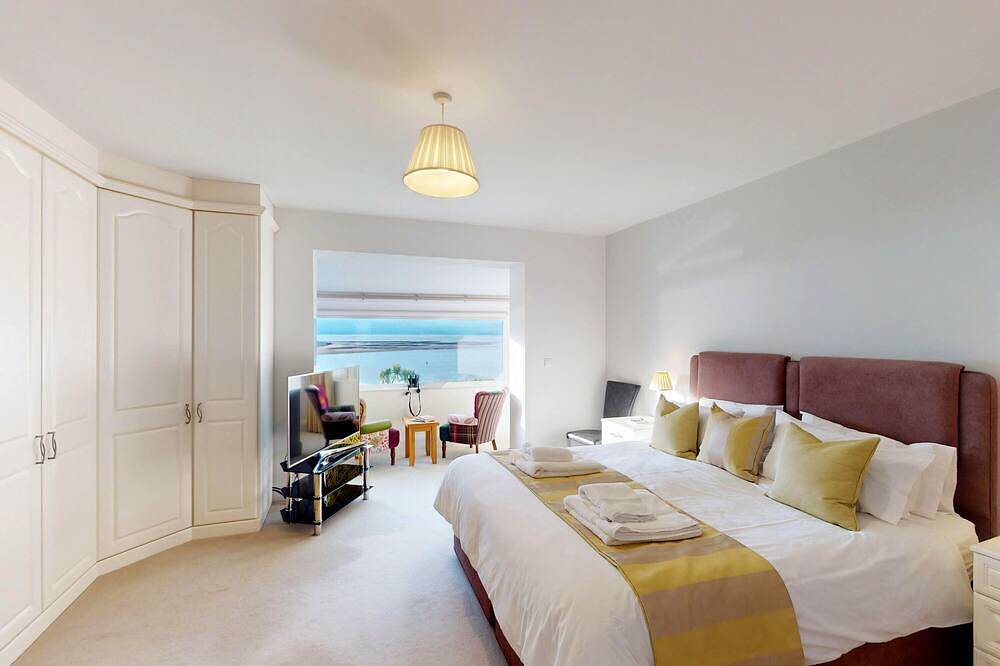 Waters Edge - Three Bedroom Cottage, Sleeps 6 in Deganwy, Conwy region