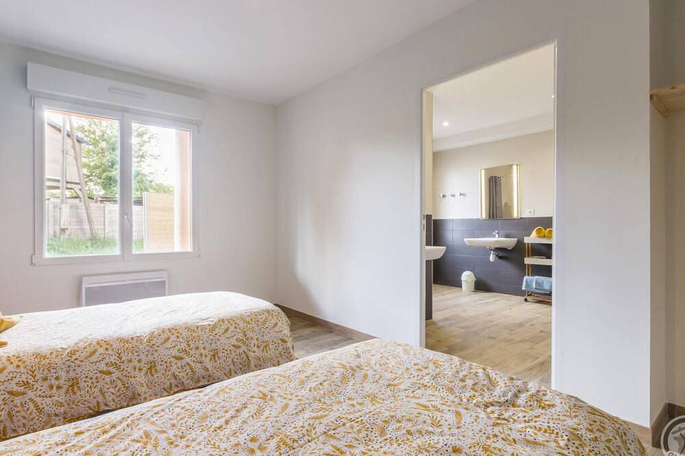 Maison spacieuse avec piscine chauffée et animaux acceptés in Vesly, Région de Coutances
