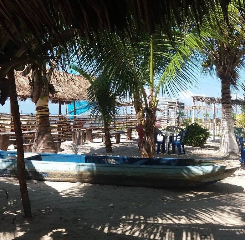 Haus auf der Insel Crôa in der Nähe des Strandes für kaputte Autos in Barra de Santo Antônio, Alagoas