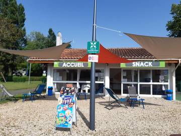 Gîte pour 2 personnes, avec terrasse et piscine à Pons